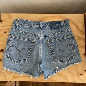 Medium wash Levi’s denim short shorts
